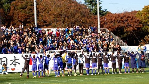 開幕戦でパラグアイを1-0で下し、満員の観客と喜びを分かち合う日本代表=2014年11月16日/国立代々木競技場フットサルコート