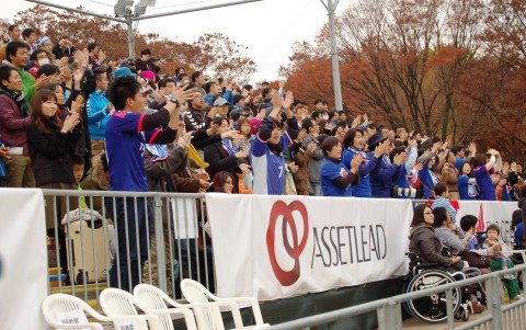 日本の最終戦でメインスタンドからエールを送るサポーター。最前列は車いすエリア=2014年11月24日/国立代々木競技場フットサルコート