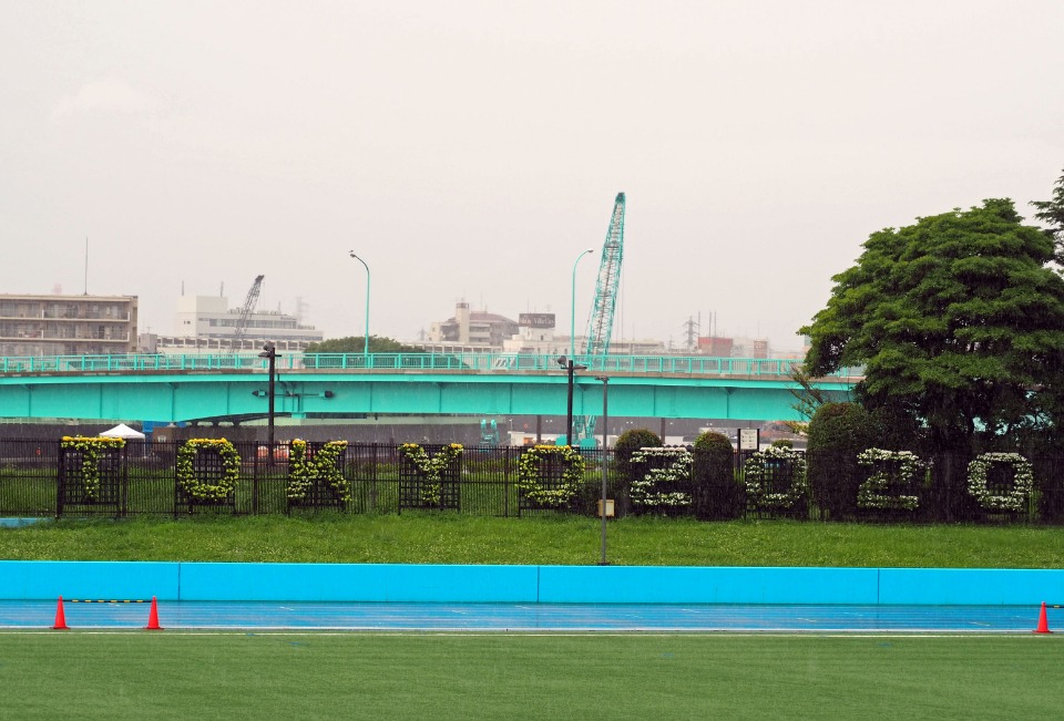 7月23日から26日までブラインドサッカー男子日本代表チームが強化合宿を行った東京都葛飾区の奥戸総合スポーツセンターの陸上競技にディスプレイされていた「ＴＯＫＹＯ２０２０」の花文字。ピッチ上では、梅雨空の蒸し暑いなか、久しぶりのフルメンバーでの練習に選手たちが躍動していた。