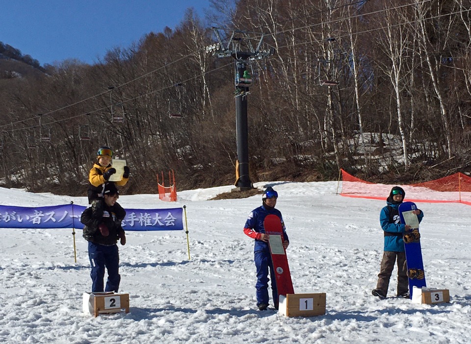 3月14日、長野県白馬村で行われた「第7回全国障がい者スノーボード選手権大会&サポーターズカップ」の表彰式。互いに距離をあけ、足元の箱から自分の名前入りの表彰状を取り出す”ニュースタイル”で行われた。