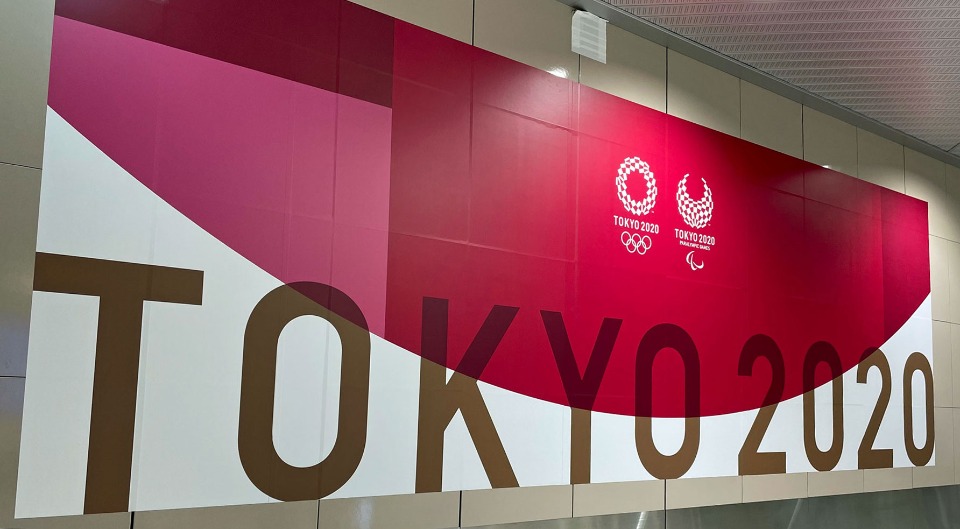 東京オリンピックの陸上・マラソンと競歩は北海道札幌市で行われる。最寄りの新千歳空港ロビーには、大会ロゴが掲示されていた。