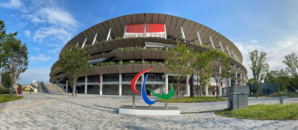東京パラリンピック開催中の国立競技場。正面には３本の曲線で躍動するアスリートを表現した、パラリンピックシンボルのスリーアギトス。「アギト」はラテン語で「私は動く」！