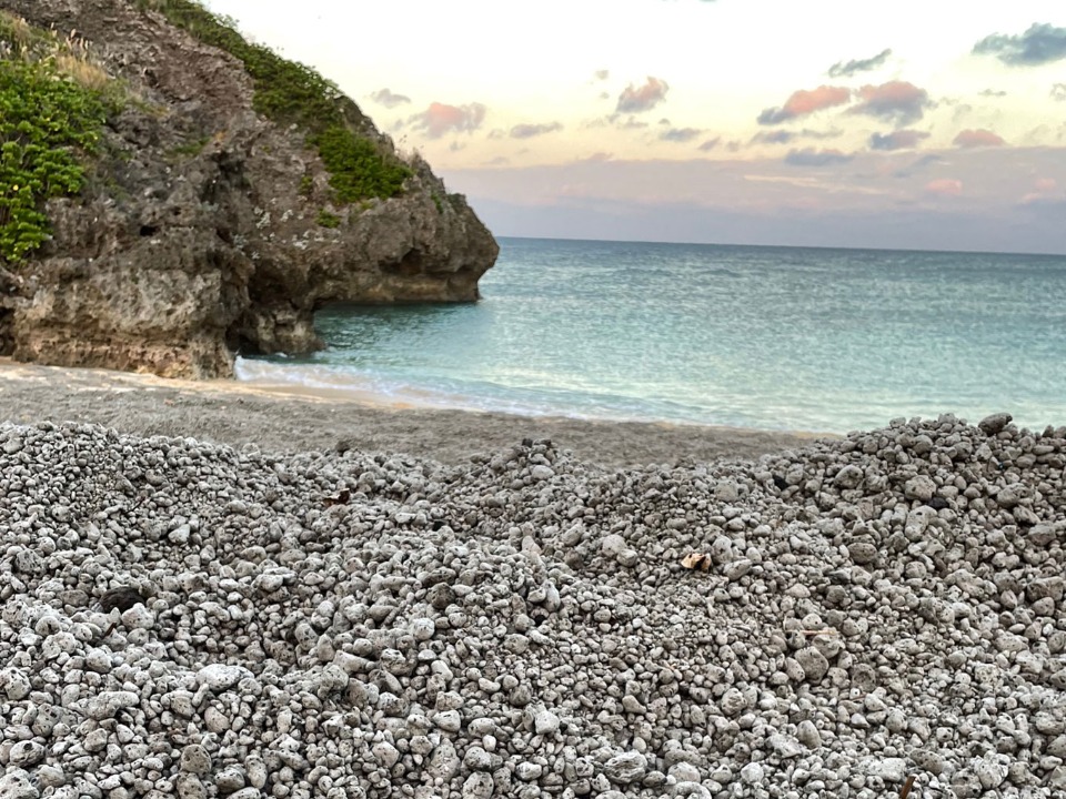 2021年12月16日の与論島の某海岸の様子。本来はサンゴ由来の真っ白な砂浜だが、10月中旬から、海底火山の噴火で発生した軽石が大量に漂着し、景観が一変。島民の日常生活にも、さまざまな支障を及ぼしている