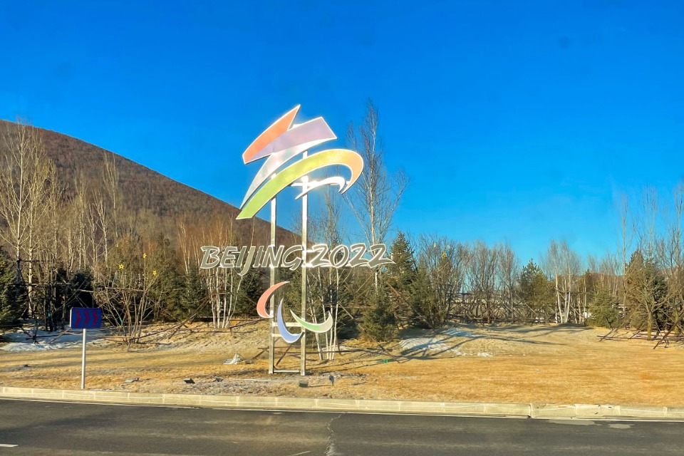 北京2022大会のクローズドループ内に設置されていた、北京パラリンピックのロゴマークのディスプレイ。ちょうど裏側の位置には、オリンピックバージョンも