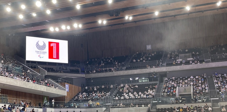 「東京2020パラリンピック1周年記念イベント」は8月24日、有観客で開催された。新型コロナ感染症対策のため人数制限はあったが、拍手や来場時に配布された応援用ハリセンでの応援は熱く、選手たちのパフォーマンスを後押しした