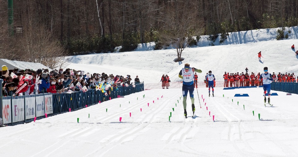 3月18日から21日まで札幌市の白旗山競技場で開かれた、クロスカントリースキーのアジアカップ札幌大会で、観客の声援を受け、ラストスパートで競り合う選手たち。左から、ヴォヴチンスキー・グレゴリー選手（ウクライナ）、新田佳浩選手、川除大輝選手