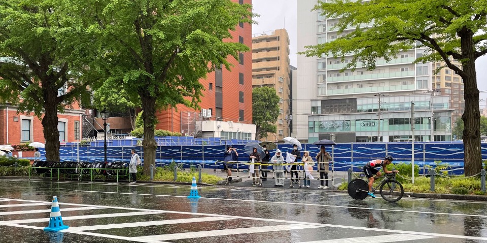 「2023世界パラトライアスロンシリーズ横浜大会」のバイクパート(20㎞)で、雨が降る中、力強い追い上げを見せた宇田秀生選手。東京パラリンピック銀メダリストの熱い走りを、傘やレインコート姿の観客が強く後押し