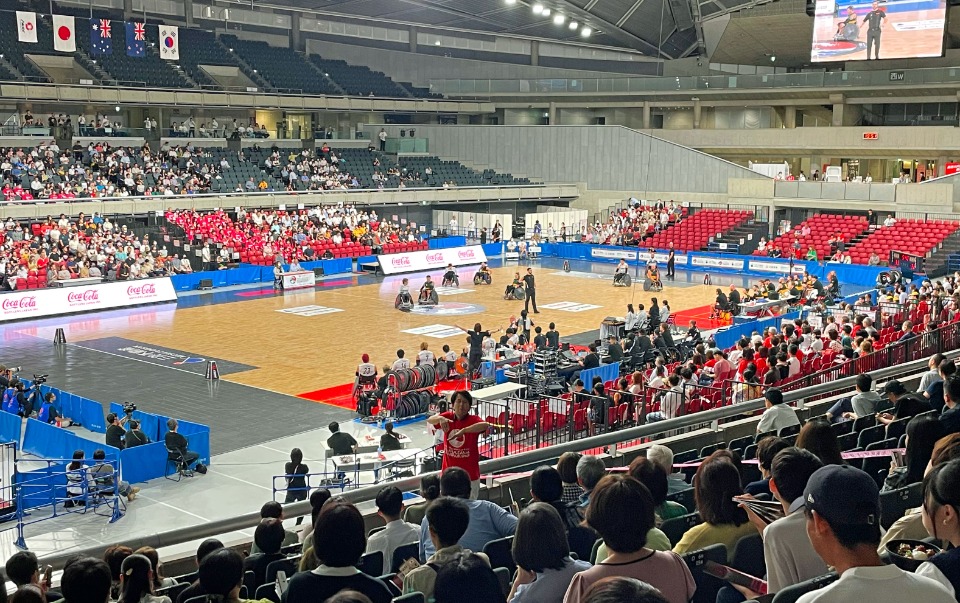 6月30日、東京体育館で行われた「車いすラグビーアジアオセアニアチャンピオンシップ」予選ラウンドの日本ーオーストラリア戦で、聴覚障害のある観客たちに向け、場内アナウンスを手話で伝える手話通訳士、橋本一郎さん(中央の赤いTシャツ)