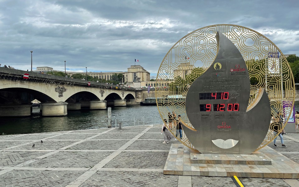 「パリ2024パラリンピック」が開幕する2024年8月28日まで、「あと410日」を示すカウントダウンタイマー。パリのセーヌ川沿いに立つ。裏側は同オリンピックのカウントダウンタイマーになっている。(2023年7月15日撮影)