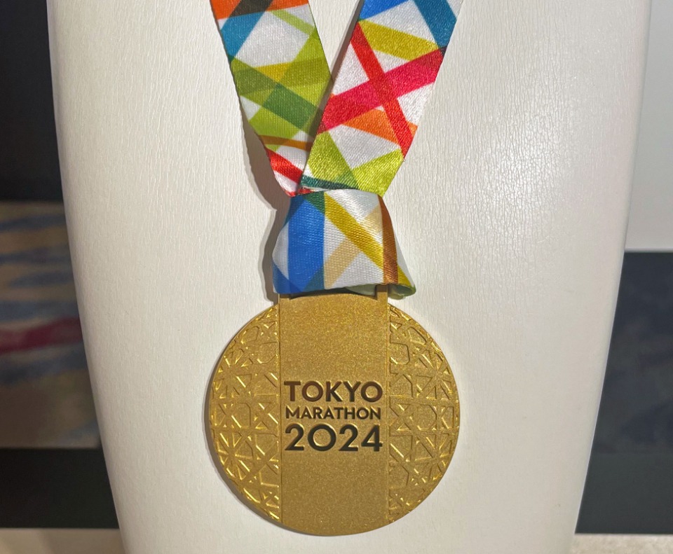 東京マラソン2024の金メダル。手にできたのはエリート男女、車いすエリート男女の各勝者4人のみ! 裏面には、東京マラソン2024という大会名が点字で刻まれ、さらに今大会のキャッチコピー「TOKYO, My Favorite Place...」という文字と開催日2024.3.3も記されている。