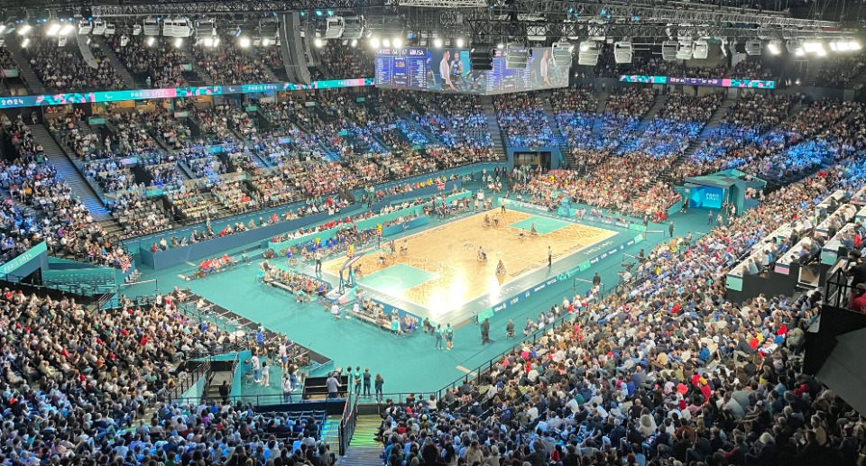パリパラリンピックの車いすバスケットボール男子決勝戦、アメリカ vs イギリスの会場。大観衆が選手のパフォーマンスを後押し