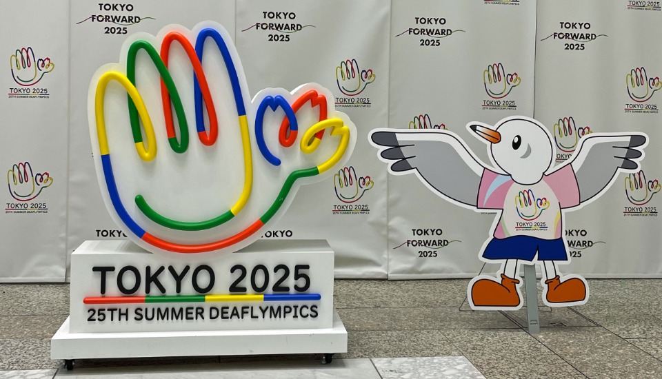 デフリンピック100周年記念大会となる、「東京2025デフリンピック」のロゴマーク(左)と、大会公式マスコットの「ゆりーと」