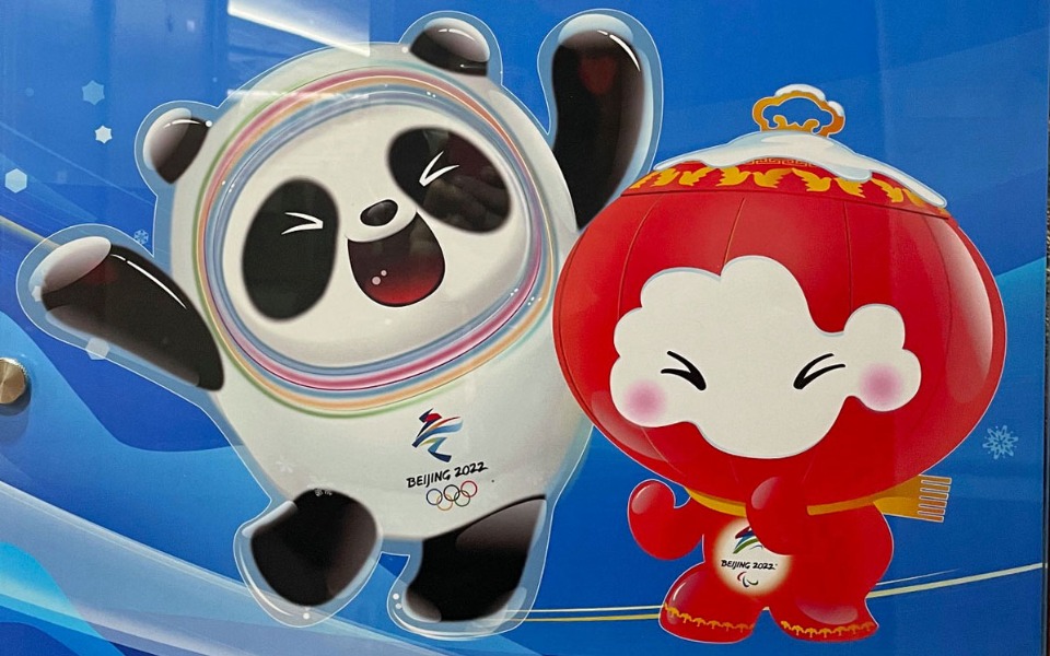 2022年に中国で開催された北京2022冬季大会のマスコットたち。左はオリンピックの「ビンドゥンドゥン」、右はパラリンピックの「シュエロンロン」