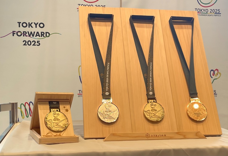 東京2025デフリンピックのメダル。折り鶴のモチーフは「みんなで羽ばたく」というコンセプトで、選手たちの活躍への願いが込められている。裏面のいくつもの線がまじりあうデザインは「世界の人とのつながり」が表現されている。