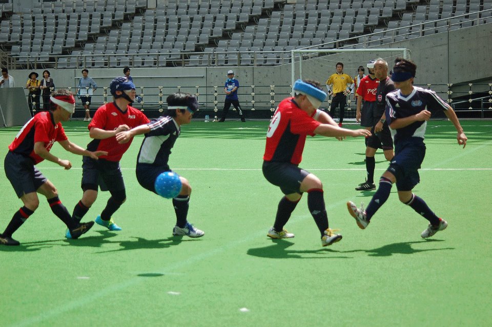 <参考写真> 2014年ブラインドサッカー日本選手権(6月/味の素スタジアム)より。豪快なシュートを放つ、たまハッサーズの黒田智成選手(右)=撮影:星野恭子