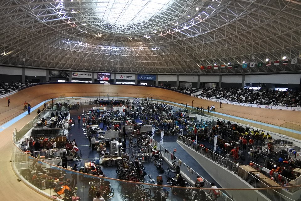 「第5回アジア・パラサイクリング自転車競技選手権トラック大会」(1月26日~28日)の会場、伊豆ベロドローム(静岡県伊豆市)。健常者の「アジア自転車競技選手権大会」「アジア・ジュニア自転車競技選手権大会」と併催でもあり、地元市民を中心に連日1000人を超える観客が訪れていました(撮影:星野恭子)
