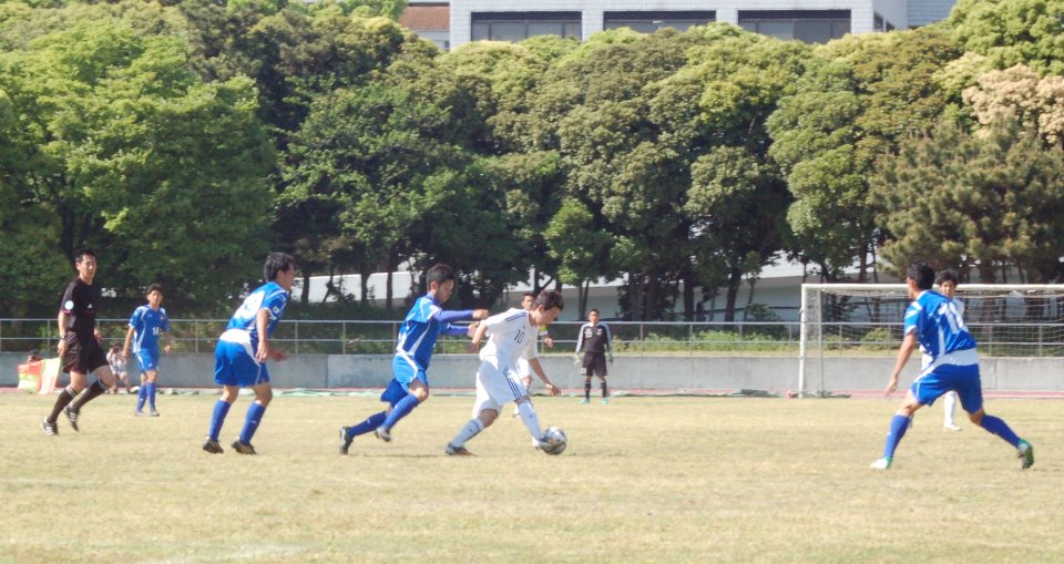 エキシビションマッチ後半戦で対戦する聴覚障がい者サッカー日本代表(青)と、知的障がい者サッカー日本代表(白)=2015年5月5日/大井ふ頭中央公園陸上競技場(東京品川区)