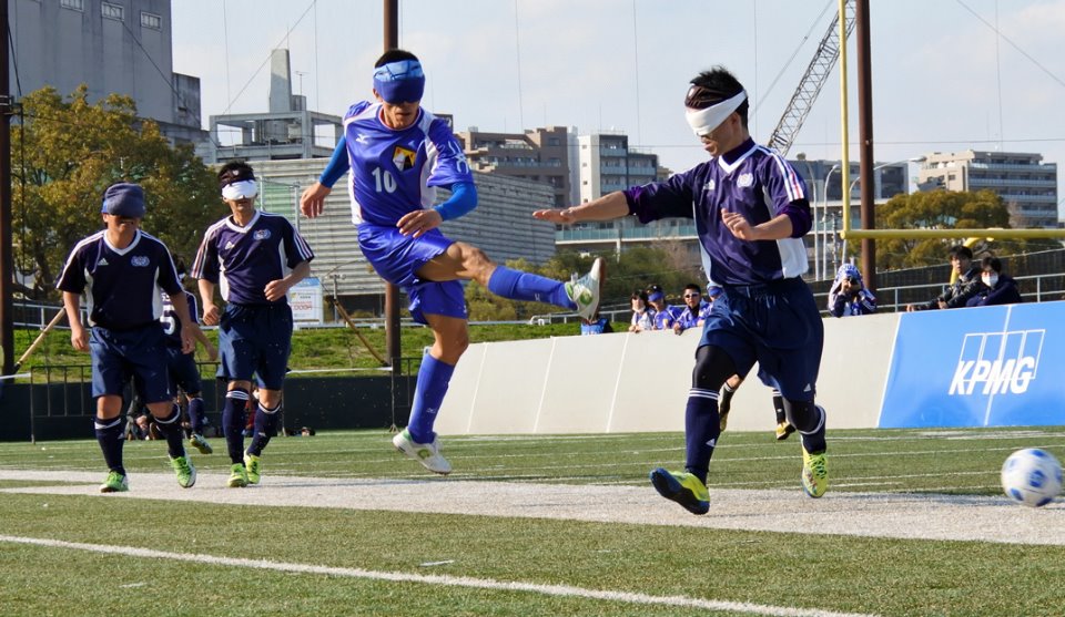 【2016ブラインドサッカー・クラブチャンピオンシップ決勝戦で、豪快なシュートを放つ、佐々木ロベルト泉選手(Avanzareつくば#10)=2016年3月27日/富士通スタジアム川崎(神奈川県川崎市)】