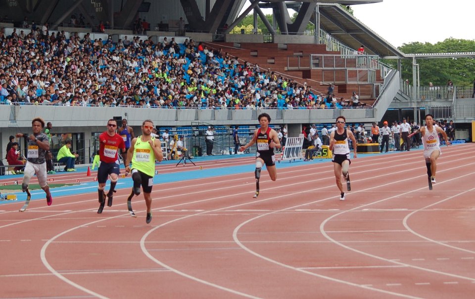 パラリンピック種目男子100mで力走する義足のスプリンター選手。左から、アメリカ代表のB.ピーターソンIII選手、J.ケニソン選手、J.ウォレス選手、日本代表の佐藤圭太選手、春田純選手、池田樹生選手=2015年5月10日/等々力陸上競技場(神奈川県川崎市)