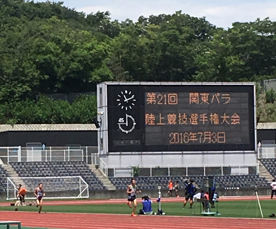 パラ陸上の関東選手権が行われた町田市立競技場。今年は初めて、直行バスや飲食店の営業、体験イベントの開催など、観客増に向けた取り組みがいろいろ行われた。こうした地道な取り組みが2020年の成功には不可欠だ。