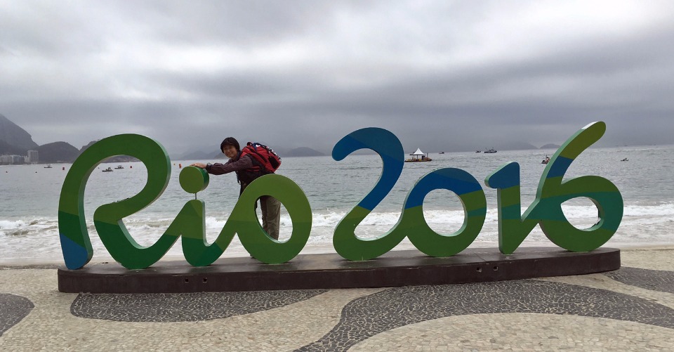 コパカバーナのビーチに設置された、「Rio 2016」大会ロゴのオブジェ。コパカバナ周辺は、パラトライアスロン(10日、11日)、盲人マラソンと車いすマラソン(18日)の舞台です。