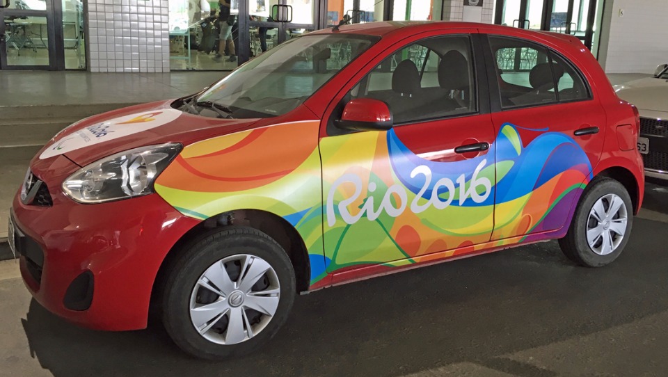 「Rio 2016」の大会ロゴが目立つ大会公式カー。スポンサー企業の一つ、日産自動車が提供しており、約4500台の車は電気自動車など環境配慮型の車種ばかりだそう。大会期間中、選手や関係者の移動に大活躍するとともに、「走る広告」として大会のPRにも貢献。