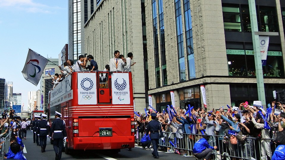 10月7日に行われたメダリスト凱旋パレードにて。日本橋室町にゴールしたパラ立位選手車と、大歓声で迎える観衆(撮影:星野恭子)