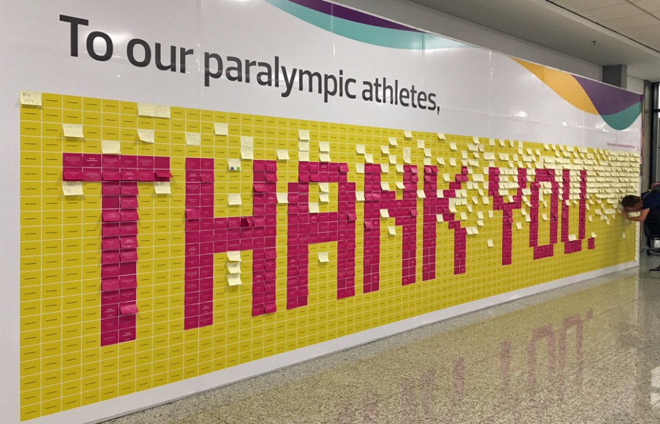 リオデジャネイロ空港の出発ゲート通路に設置された大きな「THANK YOU」ボード。帰国するパラリンピアンたちに向けて設置されたボードで、実際に誰でも自由にメッセージが書き込める。取材した過去4大会では見かけなかったような……。「リオ」オリジナルかも? とにかく、素敵なアイデア!