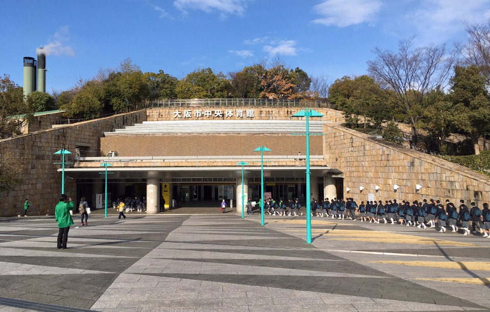 「2017国際親善女子車椅子バスケットボール大阪大会」の会場、大阪市中央体育館の正面入口。観戦に訪れた中学生一行をボランティアの皆さんが出迎える
