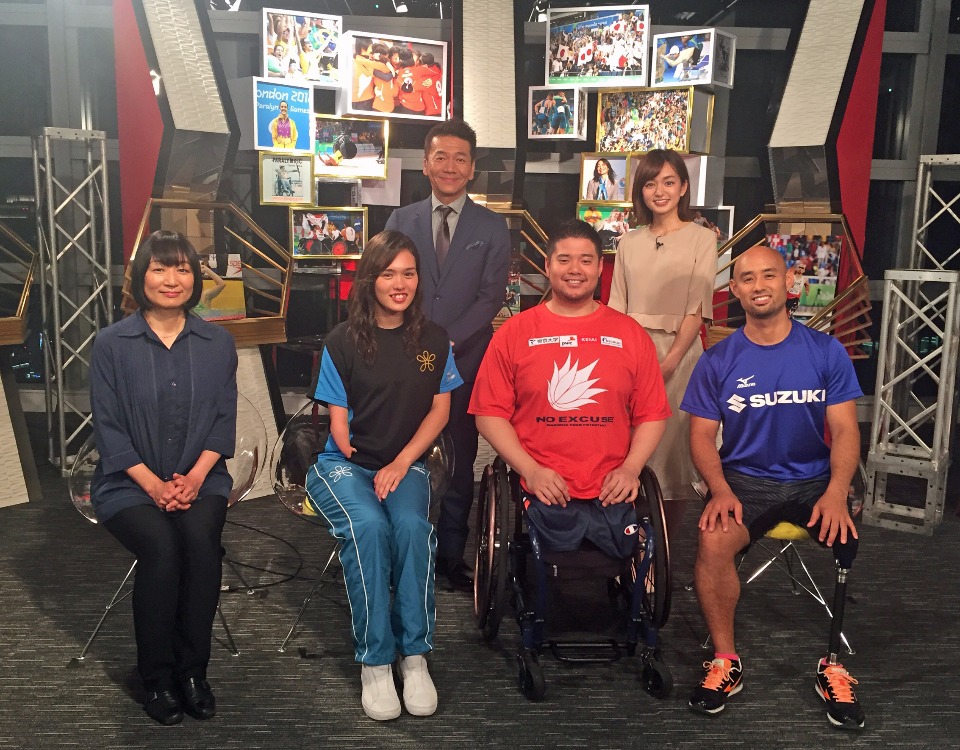 BS日テレ『パラスポーツ特番』の出演者写真。前列左から、私、一ノ瀬メイ選手(水泳)、香西宏昭選手(車椅子バスケットボール)、山本篤選手(陸上競技)、後列左から、MCの上田晋也さん、後藤晴菜アナウンサー(日本テレビ)