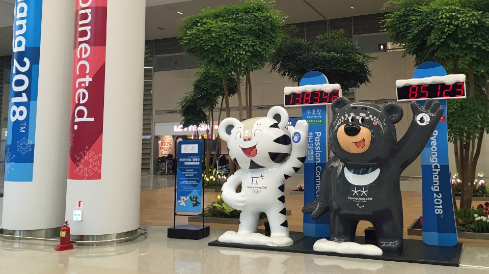 韓国の仁川国際空港で、各国からの選手や観客を出迎えた、平昌2018冬季大会のマスコットたち。左がオリンピックのスホラン(白虎)、右がパラリンピックのバンダビ(ツキノワグマ)。それぞれ左手にハイタッチすると数字がカウントされる仕組みで、数字は3月20日13時頃。バンダビの背が少し高い分、子どもの手が届きにくかったのが苦戦の要因? とにかく、マスコット人気は絶大で、公式ショップでは売り切れアイテムが続出。