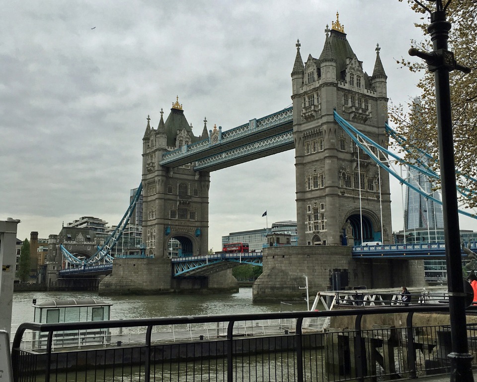 ロンドンの観光名所のひとつ、タワーブリッジ。ロンドンマラソンではコース20キロ地点にあたる。(撮影:星野恭子/2017年4月)