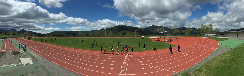 春の大型連休を利用して合宿中の日本ブラインドマラソン協会の強化指定選手と伴走者たち。(撮影:星野恭子=2018年5月4日/長野・菅平高原 サニアパーク菅平)