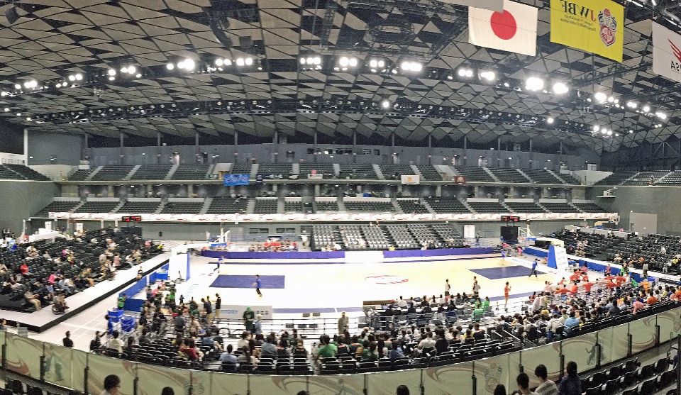 5月19日から20日にかけて、「天皇杯 第46回日本車いすバスケットボール選手権大会」が行われた、武蔵野の森総合スポーツセンターのアリーナ。延長までもつれる大接戦となった決勝戦には6000人を超える観客が熱狂した。(撮影:星野恭子)