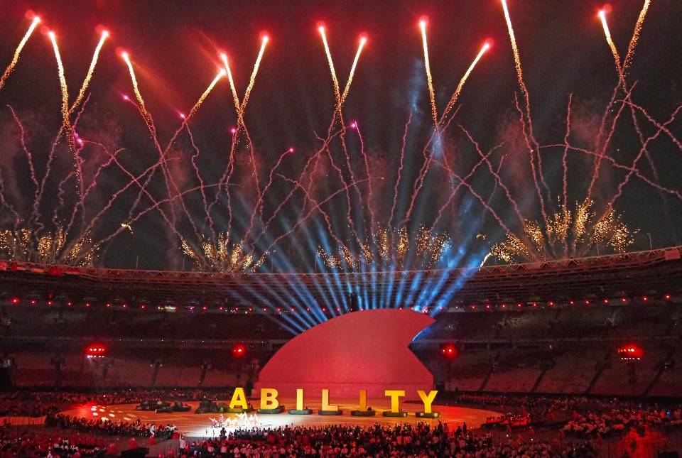 開会式の中で、最初は「DISABILITY(障害)」という文字だったが、インドネシア大統領らがアーチェリーの弓で、「DIS」を射抜いて破壊し、「ABILITY(才能)」へと変化させることで、パラアスリートたちの力強さと可能性を示すメッセージを伝えた。