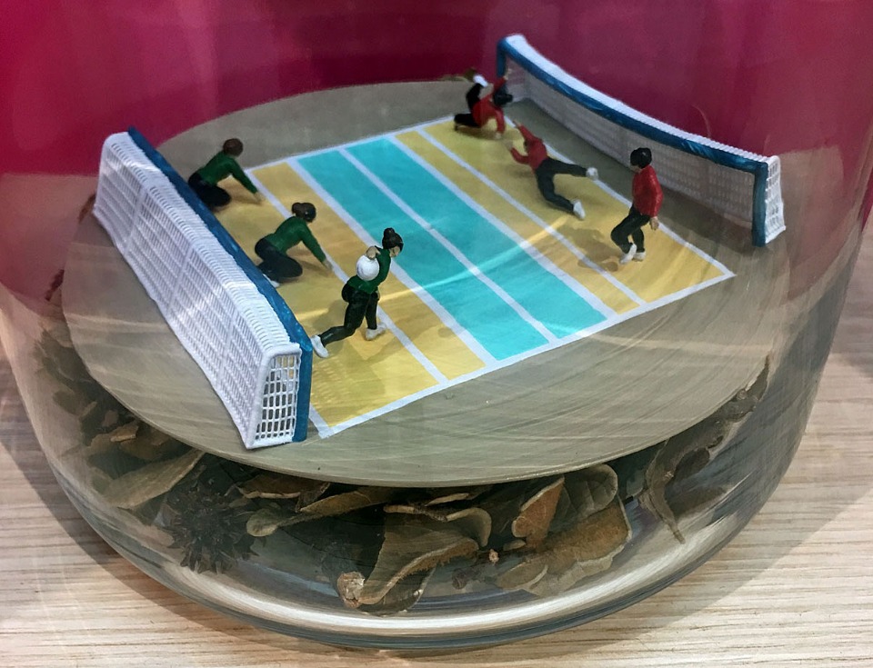 9月30日まで開催中の「TOKYO 2020 PRステーション」(東京・丸の内二重橋ビル1階)では、テラリウムを使った競技紹介コーナーが好評。パラリンピック22競技とオリンピック33競技がそれぞれ精巧なミニチュアで表現されている。写真は視覚障害者スポーツのゴールボール。動き出しそうな躍動感を会場で、ぜひ!(#Tokyo2020)
